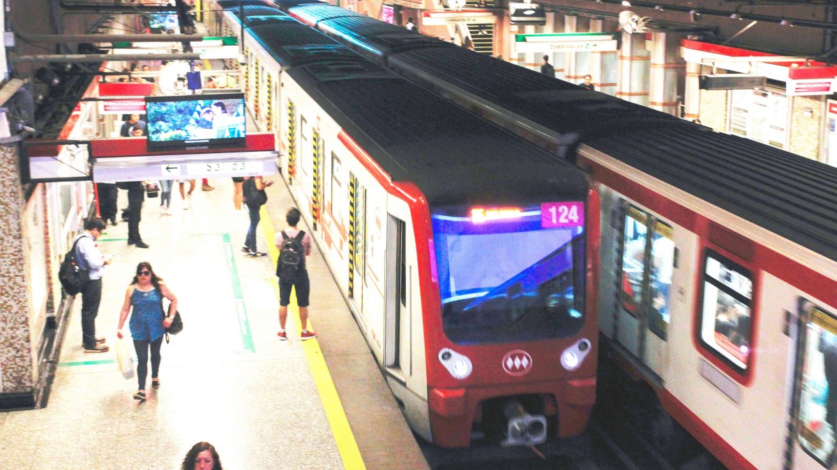 Metro informa retraso en la frecuencia de trenes en una de sus líneas