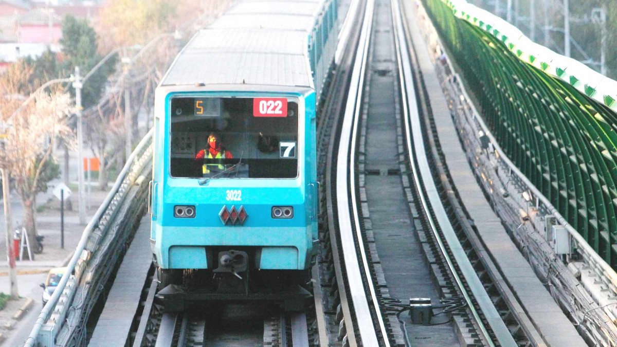 Metro de Santiago restablece servicio en líneas 1 y 5 tras cierre de estaciones