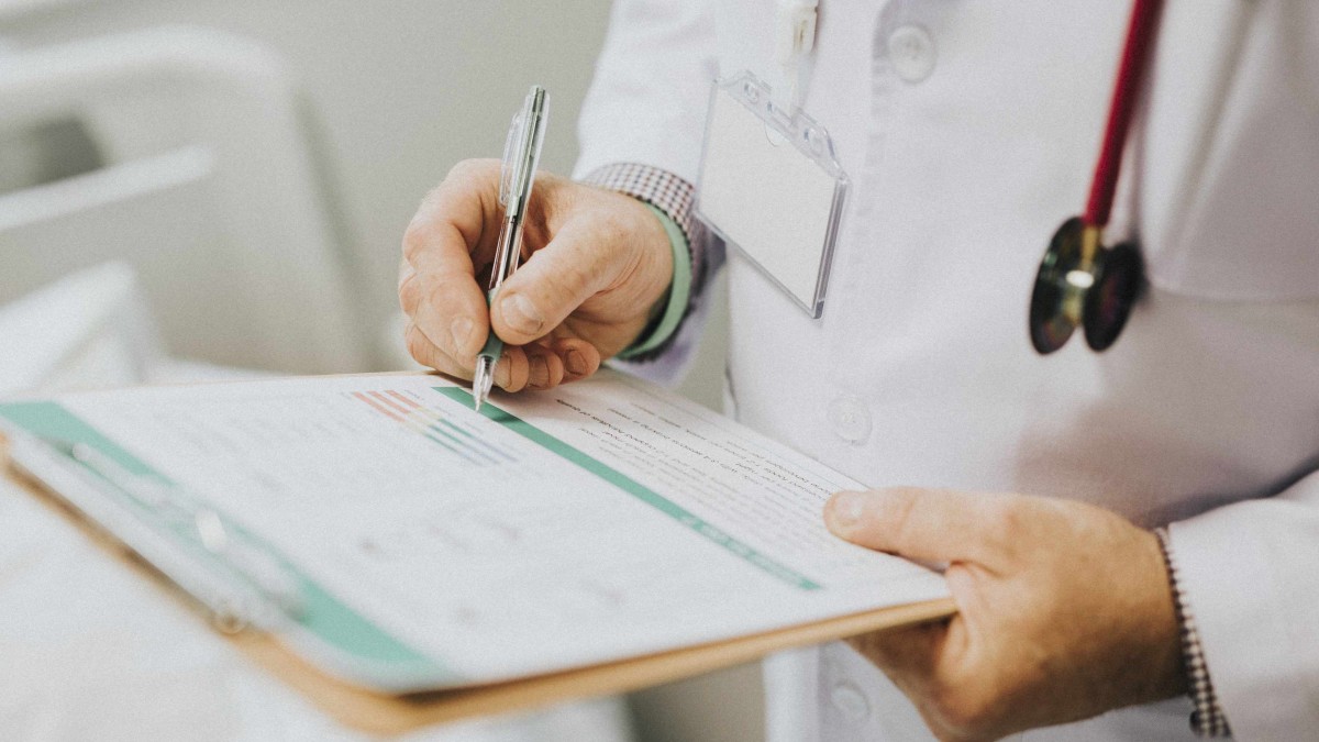 Captaban clientes por redes sociales: Médicos investigados por licencias fraudulentas escaparon de Chile