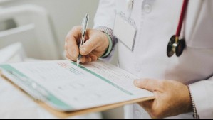Captaban clientes por redes sociales: Médicos extranjeros investigados por licencias fraudulentas escaparon de Chile