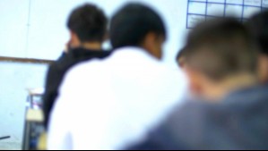 'Melenas' escolares al pizarrón: ¿Puede un colegio sancionar a sus alumnos por usar el pelo largo?