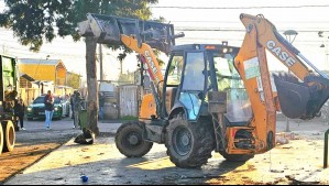 Demuelen 'mausoleo narco' que se había construido al costado de una multicancha en Peñaflor