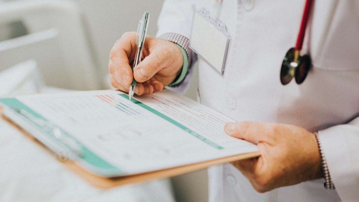 Funcionario de Puerto Montt salió 20 veces de Chile en un año con licencias médicas: En total faltó al trabajo 400 días