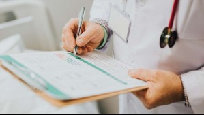 Funcionario de Puerto Montt salió 20 veces de Chile en un año con licencias médicas: En total faltó al trabajo 400 días