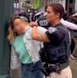 A través de redes sociales se viralizó un angustiante video, que muestra el momento en que una madre chilena fue detenida en Nueva York, Estados Unidos, siendo separa de su hija.