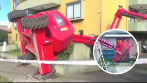 Grúa cayó sobre el frontis de un edificio y el patio de una casa: Tres trabajadores resultaron lesionados