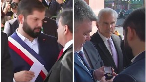 Recibió desde sobres hasta una piocha: Así fue el ingreso del Presidente Boric al Congreso para su última Cuenta Pública