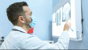 Tenía un tumor 'intratable' en la médula espinal, pero su médico no se dio por vencido y se lo extirpó a través de su ojo