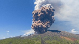 Volcán Etna entra en erupción: Videos lo muestran arrojando una enorme nube de cenizas, rocas y gases