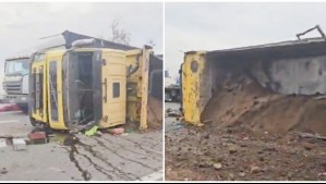 Grave accidente en Vespucio Norte: Conductor muere luego de volcar en su camión de alto tonelaje