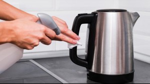 ¿Te da asco el olor? El truco para limpiar tu hervidor sin vinagre