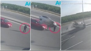 Video muestra cómo el cruce irresponsable de peatón ocasionó grave volcamiento de auto