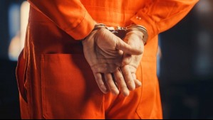 Jubilado inglés entró a Chile con maleta en la que cargaba cinco kilos de metanfetamina: Dijo que desconocía lo que traía