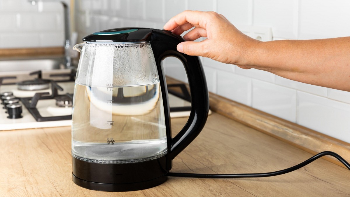 Con solo dos ingredientes: Así puedes eliminar el sarro de tu hervidor