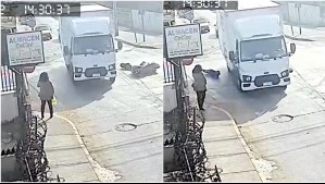 Video muestra momento en que motociclista se salva milagrosamente de ser atropellado por camión: Se deslizó debajo del vehículo