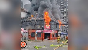 Incendio afecta sector comercial en Temuco: Video muestra cómo el fuego provocó la caída del techo de un local
