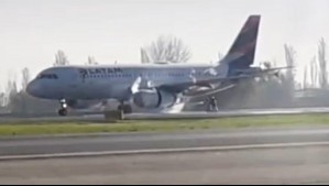 'Íbamos despegando y se sintió una fuerte explosión': Cancelan vuelo por fuego en motor de un avión en Aeropuerto de Santiago