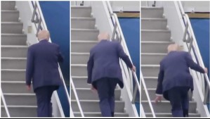 Recordó a los tropiezos de Biden: Graban momento en que Trump casi se cae en las escaleras del avión presidencial