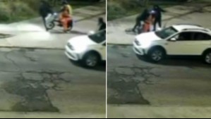 Fue reducido con una patada voladora: Video muestra violenta encerrona a adulto mayor que se trasladaba en su motocicleta