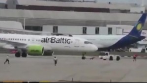 Corrió entre los aviones: Video muestra a hombre que se fugó en pista de aeropuerto de Londres