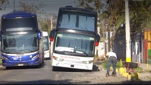 'Se mueve como una marejada': Denuncian graves baches en ingreso a terminal de buses en Estación Central