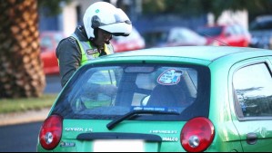 Multas superan los $100 mil: Estos son los autos que no pueden circular este miércoles en 34 comunas