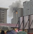 En la mañana de este jueves, en medio de las lluvias que están registrando a la Región Metropolitana, un incendio afectó a un edificio de departamentos en la comuna de Estación Central