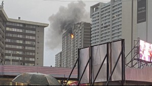 Incendio afecta a edificio de departamentos en Estación Central