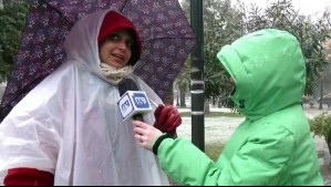 'De allá salimos con 30°C': Turista brasileña disfruta de la nieve en plaza del Cajón del Maipo