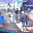 Registros obtenidos por Meganoticias captaron desde distintos ángulos el violento atraco a un centro comercial en el que habrían participado cerca de 10 hombres armados.