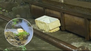 Pese a haberlo limpiado en la madrugada: Aparece refrigerador en canal Santa Marta durante intensas lluvias en Maipú
