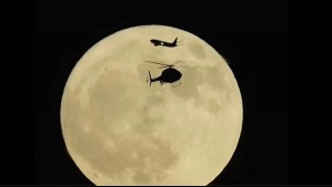 Increíble: Video muestra cruce de dos aeronaves frente a la Luna de Fresa