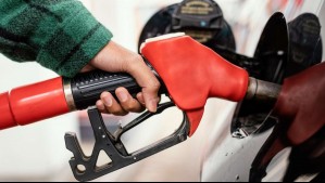 ¿Subirá la bencina? Experto explica qué pasaría con el precio de los combustibles ante conflicto bélico internacional