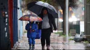 Incluye a la RM: Meteorología emite aviso por 'precipitaciones en corto periodo de tiempo' para zonas de cuatro regiones