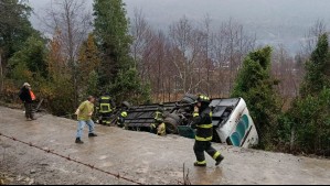 Bus con 43 pasajeros sufre volcamiento en camino hacia las Termas de Manquecura en Panguipulli