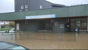 Fuertes lluvias del sistema frontal dejan al borde de la inundación al Cesfam de Constitución