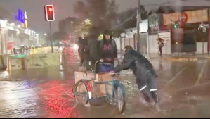 Llueve intensamente en Santiago: Primeras horas de precipitaciones provocan anegamientos, cortes de luz y semáforos apagados