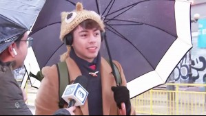 'Al sacrificio no más': Universitario cruzó la calle descalzo para poder llegar a clases