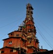 La prensa china compara al edificio de 10 pisos, escaleras tambaleantes, balcones y extensiones estrafalarias, con los del universo fantástico del cineasta de animación japonés Hayao Miyazaki.