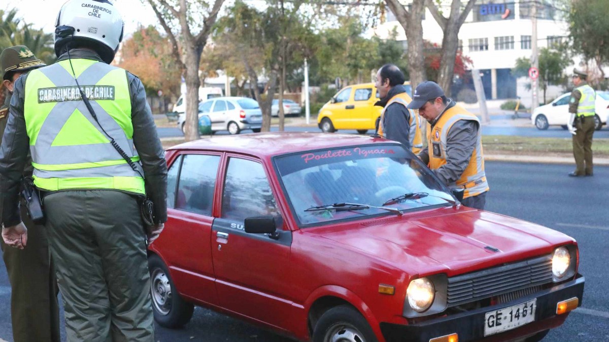 Revisa tu patente: Estos son los vehículos que no pueden circular este lunes en 34 comunas