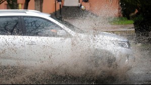 ¿Cuál es la multa por mojar a un peatón con el auto cuando llueve?