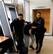 Durante la audiencia de formalización de tres jóvenes por un robo en Valparaíso, el padre de uno de los imputados fue detenido por mantener una orden de captura vigente por otro robo. Revisa los detalles del caso.