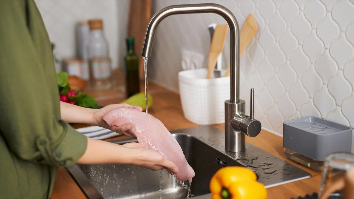 Un peligroso error: La razón por la que nunca debes lavar la carne antes de cocinarla