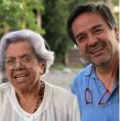 Revisa las imágenes del emotivo momento en que el actor Claudio Arredondo recibió un Premio Caleuche en nombre de su madre, Gabriela Medina, quien se encontraba delicada de salud.