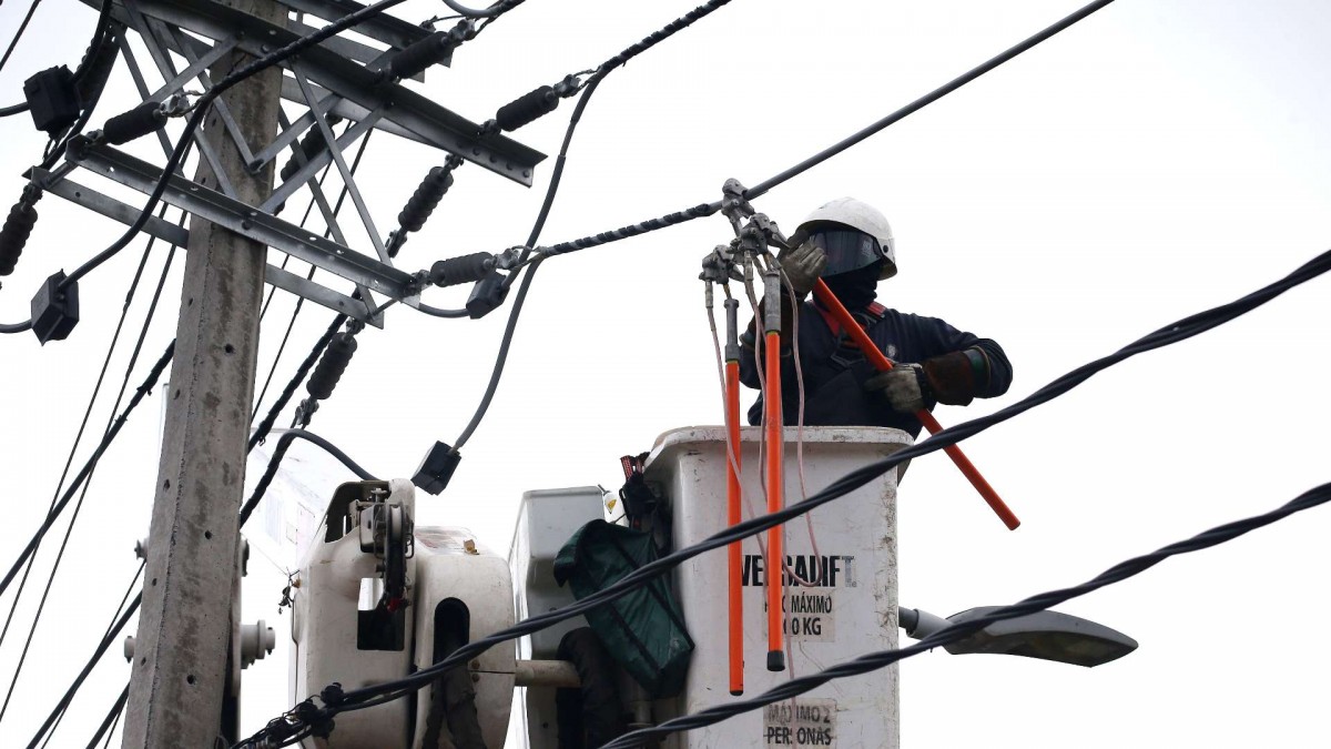 ¿Dónde y qué hora?: Anuncian cortes de luz en sectores de tres comunas de la Región Metropolitana para este martes