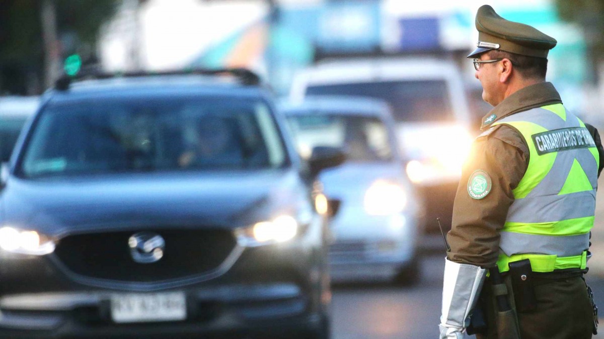 Multas superan los $100 mil: Estos son los autos que no pueden circular este martes en 34 comunas