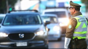 Multas superan los $100 mil: Estos son los autos que no pueden circular este martes en 34 comunas