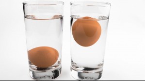 El truco del vaso con agua para saber si un huevo está malo