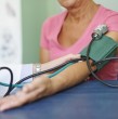 Conoce los alimentos que debes evitar si tienes hipertensión. Revisa en esta nota qué productos afectan tu presión arterial y cuáles puedes incluir en una dieta saludable.
