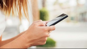 Estaba de vacaciones y la metieron a un grupo de WhatsApp: Deberán pagarle millonaria cifra